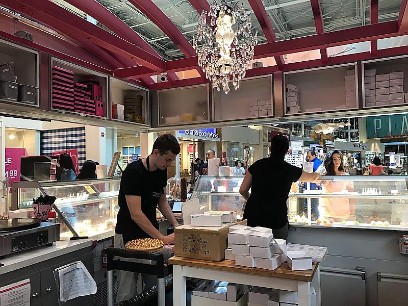 Le Macaron Dolphin Mall